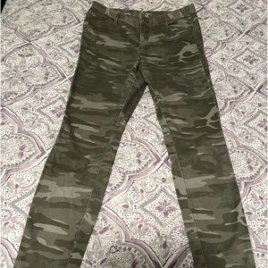 LOFT women’s size 10 camo legging pant. So soft. Only wore a few times.